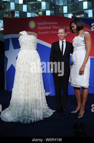 La Première Dame Michelle Obama et styliste Jason Wu la regarder robe inaugurale lors d'un événement où elle a fait don au Smithsonian National Museum of American History's première Dames, au Smithsonian à Washington le 9 mars 2010. UPI/Kevin Dietsch Banque D'Images