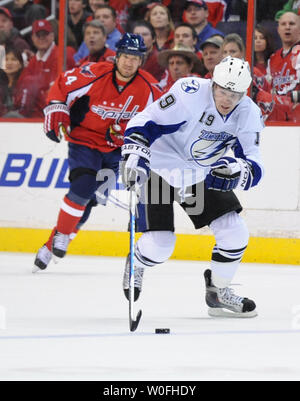 Le Lightning de Tampa Bay Stephane Veilleux (19) s'occupe de la rondelle comme Washington Scott Walker (24) chasse lui. au cours de la première période au Verizon Center à Washington le 12 mars 2010. UPI/Alexis C. Glenn Banque D'Images