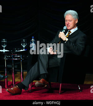 L'ancien Président Bill Clinton répond aux questions après l'adressage du 25e anniversaire de VeriSign Dot Com D.C. Forum politique à la Ronal Reagan Building à Washington le 16 mars 2010. UPI/Roger L. Wollenberg Banque D'Images