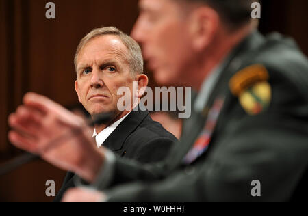 US Navy Adm. Eric Olson (L), commandant de l'US Special Operations Command de l'armée américaine et le Général David Petraeus, commandant du Commandement central américain témoigner devant une audience du Comité des forces armées du Sénat sur la colline du Capitole à Washington le 16 mars 2010. UPI/Kevin Dietsch Banque D'Images