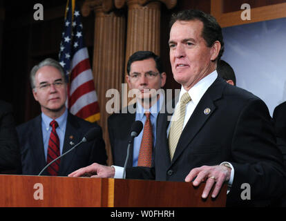 Phil rép. Gingray (R-GA) parle de la réforme des soins de santé qu'il est rejoint par d'autres d'autres membres de la médecins GOP Caucus, à Washington le 18 mars 2010. UPI/Kevin Dietsch Banque D'Images