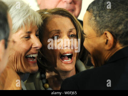 Le président américain Barack Obama (R) est accueilli par le sourire de la Santé et des Services Kathleen Sebelius secrétaire (G) et la présidente de la Chambre Nancy Pelosi, après avoir signé la loi de réforme de l'assurance-santé dans l'East Room de la Maison Blanche à Washington, DC Le 23 mars 2010. Le quartier historique de 938 millions de projet de loi sur les soins de santé sera assurée une couverture pour 32 millions d'Américains non assurés et touchera presque tous les Américains. UPI/Pat Benic Banque D'Images