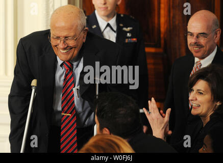 Re. John Dingell,D-MI, sourire alors qu'il passe Vicki Kennedy, veuve du sénateur Ted Kennedy, à reprendre sa place en tant que l'attente pour le président des États-Unis, Barack Obama, à signer le projet de loi de réforme de l'assurance-santé dans l'East Room de la Maison Blanche à Washington, DC Le 23 mars 2010. Le quartier historique de 938 millions de projet de loi sur les soins de santé sera assurée une couverture pour 32 millions d'Américains non assurés et touchera presque tous les Américains. UPI/Pat Benic Banque D'Images