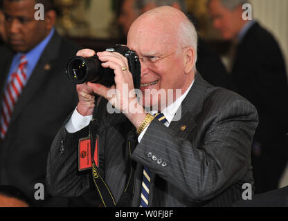 Le sénateur Patrick Leahy (D-VT) prend des photos à la loi de réforme de l'assurance-santé cérémonie de signature à l'Est Chambre à la Maison Blanche à Washington, le 23 mars 2010. UPI/Kevin Dietsch Banque D'Images