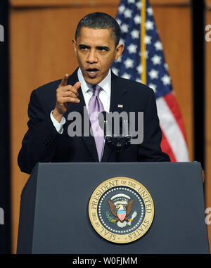 Le président des États-Unis, Barack Obama parle avant la signature de la maison de soins de santé et de l'éducation Loi sur la réconciliation nationale à Northern Virginia Community College à Alexandria, en Virginie, le 30 mars 2010. Le projet de loi, parfois appelé la chambre 'Réparer' pour l'ensemble de la réforme des soins de santé Projet de loi adopté par le Sénat, aussi remanie le système de prêts aux étudiants. UPI/Pat Benic Banque D'Images