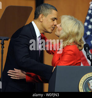 Le président des États-Unis, Barack Obama, baisers Dr. Jill Biden après qu'elle l'a présenté avant qu'il sigend la Chambre Soins de santé et à l'éducation Loi sur la réconciliation nationale à Northern Virginia Community College à Alexandria, en Virginie, le 30 mars 2010. Le projet de loi, parfois appelé la chambre 'Réparer' pour l'ensemble de la réforme des soins de santé Projet de loi adopté par le Sénat, aussi remanie le système de prêts aux étudiants. M. Biden est le Vice-président Joe Biden's femme et membre de la faculté de NVCC. UPI/Pat Benic Banque D'Images