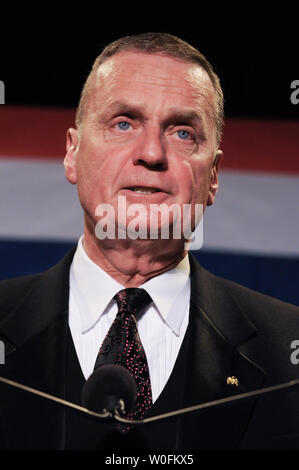 Le Conseiller pour la sécurité nationale, le général James Jones s'exprime à l'USO 28e dîner annuel de remise des prix à Arlington, en Virginie, le 14 avril 2010. UPI/Alexis C. Glenn Banque D'Images