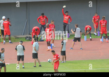 Le Brésil. 26 Juin, 2019. La formation de l'équipe de football péruvien à Pitiuaçu stadium à Salvador de Bahia mercredi (26). Le Pérou va jouer contre l'Uruguay pour les quarts de finale de la Copa America 2019 matches le samedi (29) à l'Arena Fonte Nova stadium. Credit : Niyi Fote/Thenews2/Pacific Press/Alamy Live News Banque D'Images