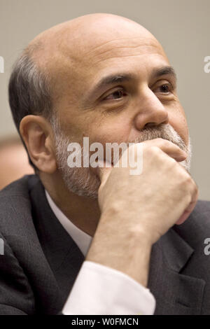 Le Conseil de la Réserve fédérale, Ben Bernanke, président témoigne devant une audience du Comité des services financiers de la Chambre sur les questions d'intérêt public soulevées par le rapport de l'examinateur de la faillite de Lehman sur la colline du Capitole à Washington le 20 avril 2010. UPI/Madeline Marshall Banque D'Images