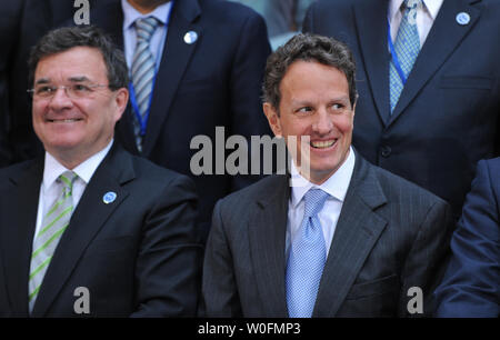 Le ministre des Finances du Canada, Jim Flaherty (L) Le secrétaire américain au Trésor, Tim Geithner, rassembler pour le Comité monétaire et financier international photo de groupe au cours de la FMI et de la Banque mondiale assemblées du printemps à Washington le 24 avril 2010. UPI/Alexis C. Glenn Banque D'Images