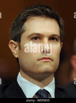 Ancien Directeur Général du groupe Produits Structurés Trading Joshua Birnbaum attend pour témoigner devant un Sénat Homeland Security and Governmental Affairs Committee audition sur Goldman Sachs' rôle dans les crises financières sur la colline du Capitole à Washington le 27 avril 2010. UPI/Roger L. Wollenberg Banque D'Images