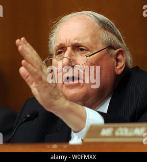 Le sénateur Carl Levin, D-MI, président d'un Sénat (Homeland Security and Governmental Affairs Committee audition sur Goldman Sachs' rôle dans les crises financières sur la colline du Capitole à Washington le 27 avril 2010. UPI/Roger L. Wollenberg Banque D'Images