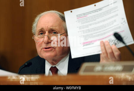 Le sénateur Carl Levin, D-MI, président d'un Sénat (Homeland Security and Governmental Affairs Committee audition sur Goldman Sachs' rôle dans les crises financières sur la colline du Capitole à Washington le 27 avril 2010. UPI/Roger L. Wollenberg Banque D'Images