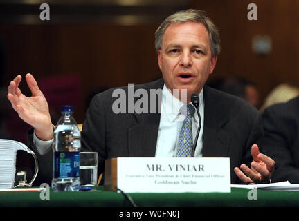 David Viniar, vice-président exécutif et chef de la direction financière, témoigne devant un Sénat Homeland Security and Governmental Affairs Committee audition sur Goldman Sachs' rôle dans les crises financières sur la colline du Capitole à Washington le 27 avril 2010. UPI/Roger L. Wollenberg Banque D'Images