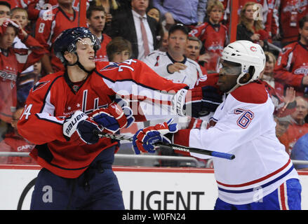 Les Capitals de Washington John Carlson (74) et les Canadiens de Montréal PK Subban (76) les coups de poing dans la troisième période de Match 7 de la finale de conférence de l'Est de la LNH au Verizon Center à Washington le 28 avril 2010. Le Canadien a battu les capitales 2-1 et se qualifie pour le prochain tour des séries éliminatoires. UPI/Alexis C. Glenn Banque D'Images