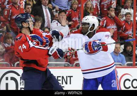 Les Capitals de Washington John Carlson (74) et les Canadiens de Montréal PK Subban (76) s'affrontent dans la troisième période de Match 7 de la finale de conférence de l'Est de la LNH au Verizon Center à Washington le 28 avril 2010. Le Canadien a battu les capitales 2-1 et se qualifie pour le prochain tour des séries éliminatoires. UPI/Alexis C. Glenn Banque D'Images