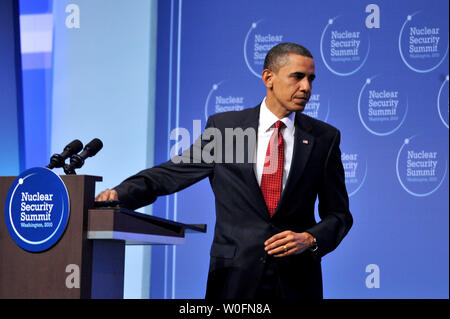 Le président des États-Unis, Barack Obama quitte le podium après sa conférence de presse de clôture lors du Sommet sur la sécurité nucléaire à Washington le 13 avril 2010. UPI/Kevin Dietsch Banque D'Images