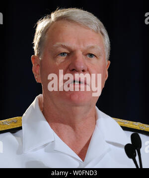 Adm. Gary Roughead, chef des opérations navales, parle au cours de la Ligue navale Sea-Air-Space Exposition à National Harbor, Maryland, le 3 mai 2010. UPI/Roger L. Wollenberg Banque D'Images