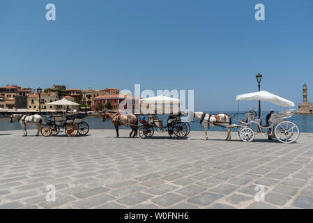 La Canée, Crète, Grèce, juin 2019. Calèches en attente sur le Vieux Port de Chania Venetion de prendre des passagers sur un trajet. Banque D'Images