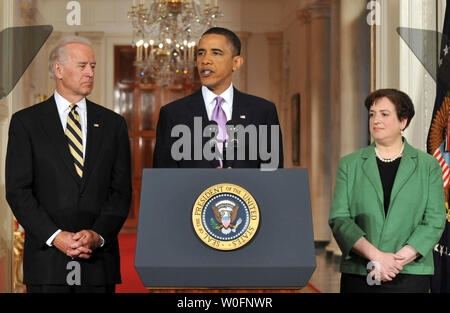 Le président Barack Obama (C) annonce le solliciteur général Elena Kagan (R) comme son candidat à la Cour suprême, le Vice-président Joe Biden sur montres lors d'une cérémonie à l'Est Chambre à la Maison Blanche à Washington, le 10 mai 2010. Un siège devenu vacant à la cour s'est ouvert comme en cours de la Cour suprême John Paul Stevens a annoncé sa démission. UPI/Kevin Dietsch Banque D'Images