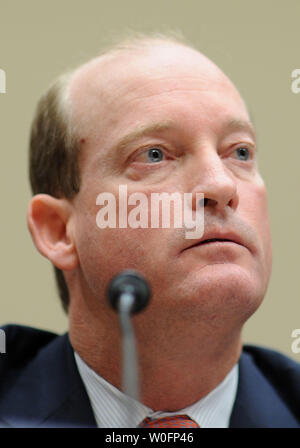 Lamar McKay, président et président de BP America Inc., témoigne devant un comité de l'énergie et du Commerce sur l'audience de la plateforme Deepwater Horizon de BP Oil Rig accident dans le golfe du Mexique, à Washington le 12 mai 2010. UPI/Kevin Dietsch Banque D'Images