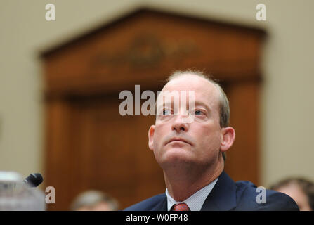 Lamar McKay, président et président de BP America Inc., témoigne devant un comité de l'énergie et du Commerce sur l'audience de la plateforme Deepwater Horizon de BP Oil Rig accident dans le golfe du Mexique, à Washington le 12 mai 2010. UPI/Kevin Dietsch Banque D'Images