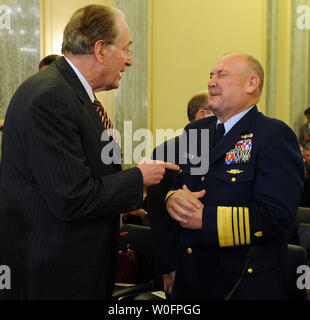 Commandant de la Garde côtière canadienne Adm. Thad Allen blagues avec le sénateur John Rockefeller IV, D-WV, avant d'un Sénat du Commerce, de la science et des transports sur l'audience du comité d'intervention en cas de déversement de pétrole de la Côte du Golfe sur la colline du Capitole à Washington le 18 mai 2010. UPI/Roger L. Wollenberg Banque D'Images