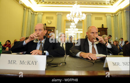 Lamar McKay, président et président de BP America Inc., et Steven Newman, président-directeur général de Transocean Ltd., (G à D) boire de l'eau, qui se préparent à témoigner lors d'un Sénat du Commerce, de la science et des transports sur l'audience du comité d'intervention en cas de déversement de pétrole de la Côte du Golfe sur la colline du Capitole à Washington le 18 mai 2010. UPI/Roger L. Wollenberg Banque D'Images