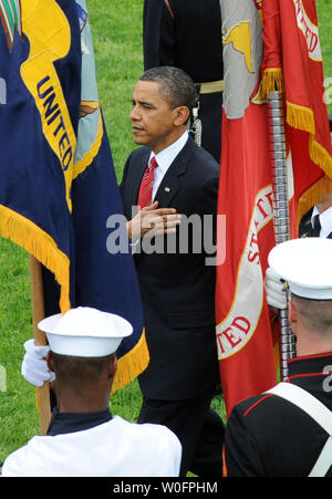 Le président des États-Unis, Barack Obama, et le président mexicain Felipe Calderon (non illustré) revoir les troupes pendant la cérémonie de bienvenue de Calderon sur la pelouse Sud de la Maison Blanche à Washington, DC Le 19 mai 2010. Les deux dirigeants se sont engagés de la coopération en matière d'immigration et des guerres civiles des deux côtés de la frontière. UPI/Pat Benic Banque D'Images