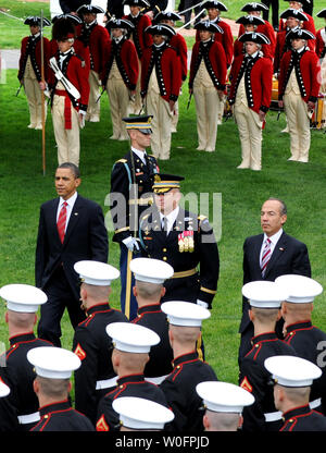 Le président américain Barack Obama (G) et le président mexicain Felipe Calderon les troupes d'examen au cours de la cérémonie de bienvenue de Calderon sur la pelouse Sud de la Maison Blanche à Washington, DC Le 19 mai 2010. Les deux dirigeants se sont engagés de la coopération en matière d'immigration et des guerres civiles des deux côtés de la frontière. La Vieille Garde Fife and Drum Corps est en haut. UPI/Pat Benic Banque D'Images
