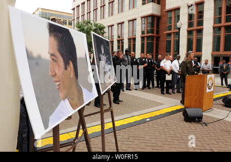 Le capitaine de police du comté de Montgomery Thomas Didone raconte comment son fils Ryan, 15 ans, est mort en 2008 au cours d'une conférence de presse pour lancer la National Highway Traffic Safety Administration Cliquez sur 'Ticket' ou campagne de ceinture de sécurité au ministère des Transports à Washington le 24 mai 2010. Ryan Didone, qui est photo est vu à gauche, ne portait pas de ceinture de sécurité. UPI/Roger L. Wollenberg Banque D'Images