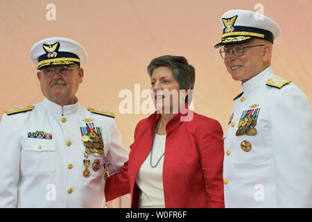 Secrétaire de la sécurité intérieure, Janet Napolitano (C) officie ce transfert de commandement de la Garde côtière des États-Unis d'Adm. Thad W. Allen (L) à adm. Robert J. Papp Jr., lors d'une cérémonie à Ft. McNair à Washington le 25 mai 2010. Napolitano a souligné le rôle important que la Garde côtière joue dans la sécurité nationale et les secours en cas de catastrophe, et a loué les efforts du commandant sortant, Allen, pour son aide à la suite de la marée noire Deepwater Horizon dans le golfe du Mexique. Allen va continuer à servir dans son rôle de commandant de l'intervention nationale, ce que la direction et le nettoyage e Banque D'Images