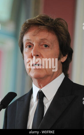 Sir Paul McCartney parle lors d'une conférence de presse à la Bibliothèque du Congrès à Washington le 1 juin 2010. McCartney sera présenté le LibraryÕs Prix Gershwin pour la chanson populaire par le président des États-Unis, Barack Obama, lors d'un concert à la Maison Blanche le 2 juin. UPI/Alexis C. Glenn Banque D'Images