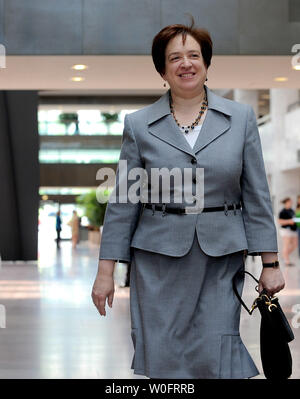 Candidat à la Cour suprême Elena Kagan arrive pour une réunion avec le sénateur Chuck Grassley, R-IA, dans le sénat Hart Immeuble de bureaux sur la colline du Capitole à Washington le 8 juin 2010. UPI/Roger L. Wollenberg Banque D'Images