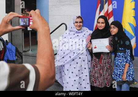 Khadija Mint Tolba (C) né en Mauritanie, détient son certificat de citoyenneté après qu'elle et 24 enfants représentant 18 pays ont prêté le serment d'allégeance à une cérémonie de naturalisation au Smithsonian's National Museum of American History à Washington le 12 juin 2010. UPI/Alexis C. Glenn Banque D'Images