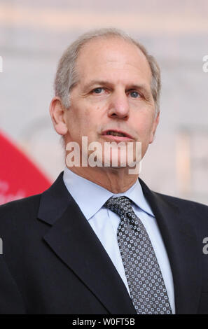 Musée national de l'histoire américaine Administrateur Brent Glass parle avant 24 enfants représentant 18 pays de prêter le serment d'allégeance à une cérémonie de naturalisation au Smithsonian's National Museum of American History à Washington le 12 juin 2010. UPI/Alexis C. Glenn Banque D'Images