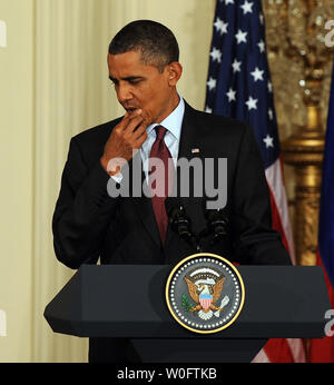 Le président des États-Unis, Barack Obama, à l'écoute que le président russe Dmitri Medvedev (non représenté) répond à une question d'un journaliste dans l'East Room de la Maison Blanche à l'issue de leur réunion à Washington le 24 juin 2010. UPI/Roger L. Wollenberg Banque D'Images