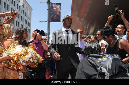 John Wall, la NBA # 1 de draft par les Washington Wizards, arrive sur un tapis rouge bordé de fans à l'extérieur du Verizon Center à Washington le 25 juin 2010. UPI/Alexis C. Glenn Banque D'Images