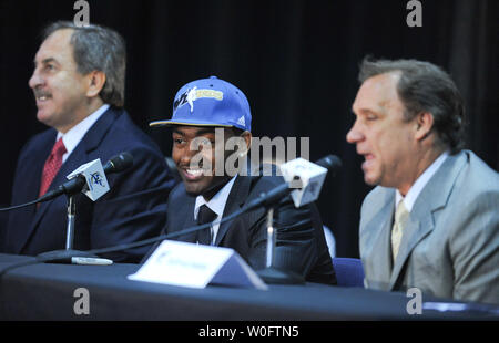 John Wall (C), la NBA # 1 de draft par les Washington Wizards, parle aux côtés de Wizards Président Ernie Grunfeld (L) et entraîneur Flip Saunders lors d'une conférence de presse au Verizon Center à Washington le 25 juin 2010. UPI/Alexis C. Glenn Banque D'Images