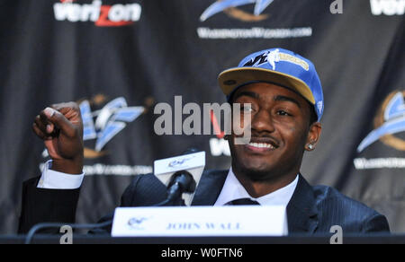 John Wall, la NBA # 1 de draft par les Washington Wizards de Kansas, Le'John Wall Dance' lors d'une conférence de presse au Verizon Center à Washington le 25 juin 2010. UPI/Alexis C. Glenn Banque D'Images