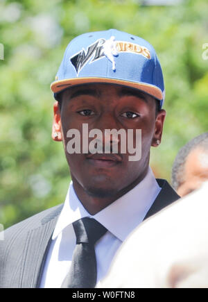 John Wall, la NBA # 1 de draft par les Washington Wizards, arrive sur un tapis rouge bordé de fans à l'extérieur du Verizon Center à Washington le 25 juin 2010. UPI/Alexis C. Glenn Banque D'Images