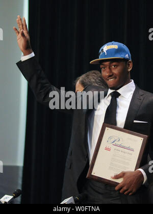 John Wall, la NBA # 1 de draft par les Washington Wizards, est titulaire d'une plaque qui proclame le 25 juin que John Wall jour par district de Columbia Adrian Fenty Maire et les Washington Wizards au Verizon Center à Washington le 25 juin 2010. UPI/Alexis C. Glenn Banque D'Images
