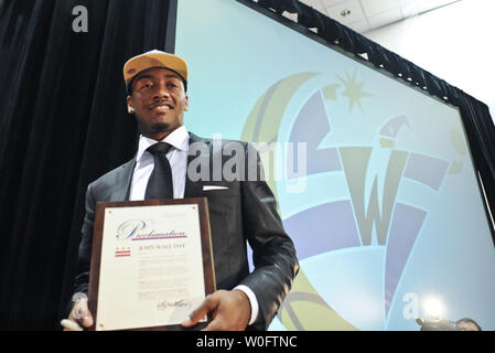 John Wall, la NBA # 1 de draft par les Washington Wizards, est titulaire d'une plaque qui proclame le 25 juin que John Wall jour par district de Columbia Adrian Fenty Maire et les Washington Wizards au Verizon Center à Washington le 25 juin 2010. UPI/Alexis C. Glenn Banque D'Images