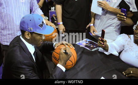 John Wall, la NBA # 1 de draft par les Washington Wizards, signe des autographes au Verizon Center à Washington le 25 juin 2010. UPI/Alexis C. Glenn Banque D'Images