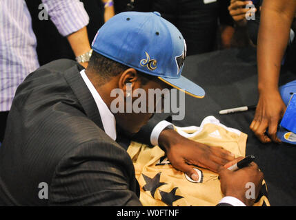 John Wall, la NBA # 1 de draft par les Washington Wizards, signe des autographes au Verizon Center à Washington le 25 juin 2010. UPI/Alexis C. Glenn Banque D'Images