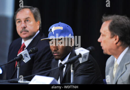 John Wall (C), la NBA # 1 de draft par les Washington Wizards, parle aux côtés de Wizards Président Ernie Grunfeld (L) et entraîneur Flip Saunders lors d'une conférence de presse au Verizon Center à Washington le 25 juin 2010. UPI/Alexis C. Glenn Banque D'Images
