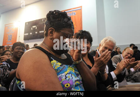 Frances la poulie (L), mère de John Wall, la NBA # 1 de draft par les Washington Wizards, les lingettes larmes comme vous l'applaudir lors d'une conférence de presse au Verizon Center à Washington le 25 juin 2010. UPI/Alexis C. Glenn Banque D'Images