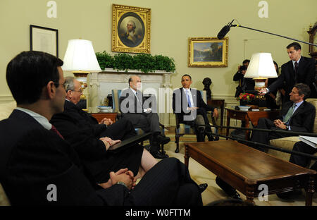 Le président des États-Unis, Barack Obama parle aux médias après sa rencontre avec le président de la Réserve fédérale Ben Bernanke (CL) dans le bureau ovale de la Maison Blanche à Washington le 29 juin 2010. Avec eux sont extravertis, l'Office of Management and Budget Directeur Peter R. Orszag (L) et le secrétaire au Trésor Timothy Geithner (R). UPI/Roger L. Wollenberg Banque D'Images