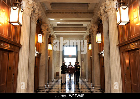Le cercueil, recouvert du drapeau portant la Sénateur Robert Byrd, D-WV, passe par le Capitole à Washington le 1er juillet 2010. Byrd, qui est mort à 92 et a été le plus ancien sénateur de l'histoire, résidera au repos dans la chambre du Sénat jusqu'à ce qu'il est déplacé de la Virginie de l'Ouest plus tard aujourd'hui. UPI/Roger L. Wollenberg Banque D'Images