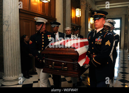Le cercueil, recouvert du drapeau portant la Sénateur Robert Byrd, D-WV, passe par le Capitole à Washington le 1er juillet 2010. Byrd, qui est mort à 92 et a été le plus ancien sénateur de l'histoire, résidera au repos dans la chambre du Sénat jusqu'à ce qu'il est déplacé de la Virginie de l'Ouest plus tard aujourd'hui. UPI/Roger L. Wollenberg Banque D'Images